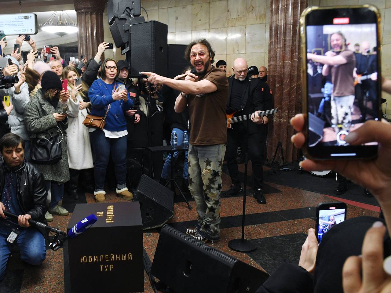 Выступающий в московском метро Стас Михайлов попал на видео: Музыка:  Культура: Lenta.ru