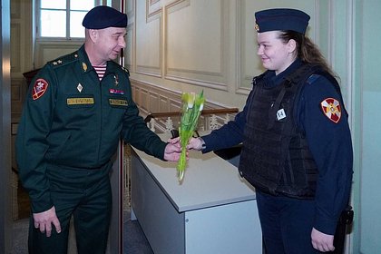 Герой России поздравил с 8 Марта охраняющих Эрмитаж сотрудниц Росгвардии