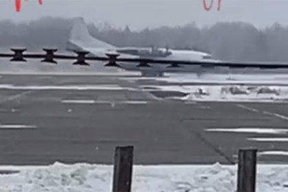 Военно-транспортный самолет приземлился на российском аэродроме без колеса