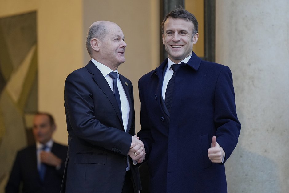Президент Франции Эммануэль Макрон приветствует канцлера Германии Олафа Шольца в Елисейском дворце в Париже, 26 февраля 2024 года