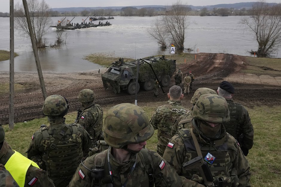 Польские военные вместе с военными других стран — членов НАТО принимают участие в маневрах Steadfast Defender 24 в Корженево, Польша, 4 марта 2024 года