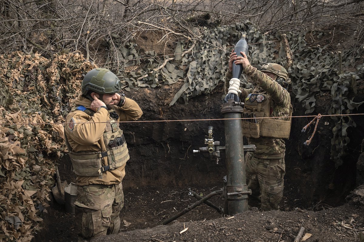 Военнослужащие 28-й отдельной механизированной бригады Вооруженных сил Украины стреляют из 122-миллиметрового миномета по российским позициям, 3 марта 2024 года