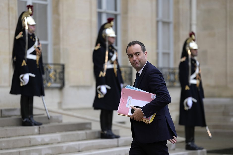 Министр обороны Франции Себастьян Лекорню возле Елисейского дворца в Париже, 26 февраля 2024 года