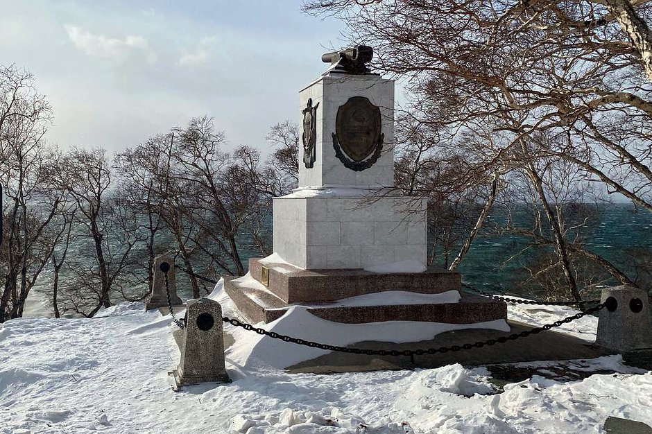 Памятник батарее №3 командира Александра Максутова на Никольской сопке