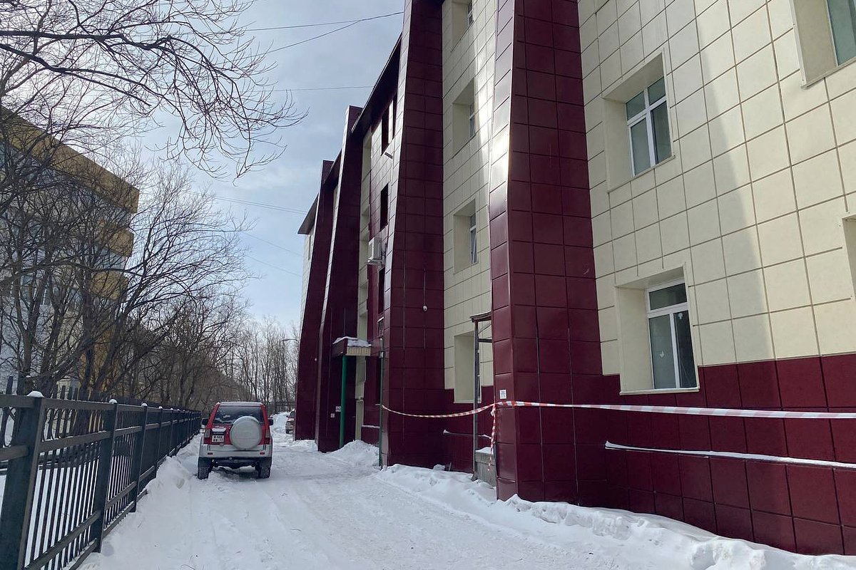 Ребра жесткости на одном из зданий в Петропавловске-Камчатском