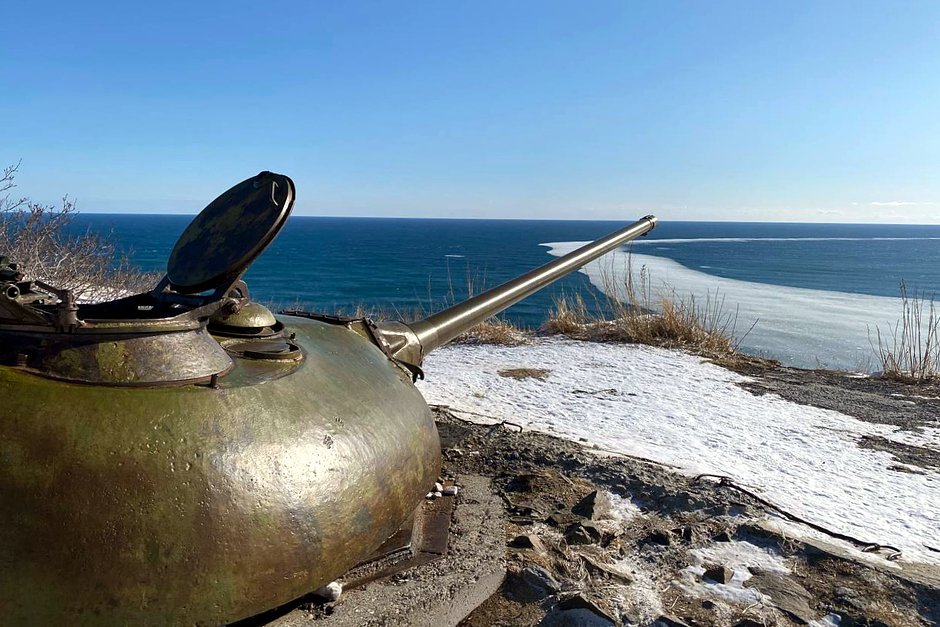 Старая танковая башня, установленная на побережье мыса Маячного