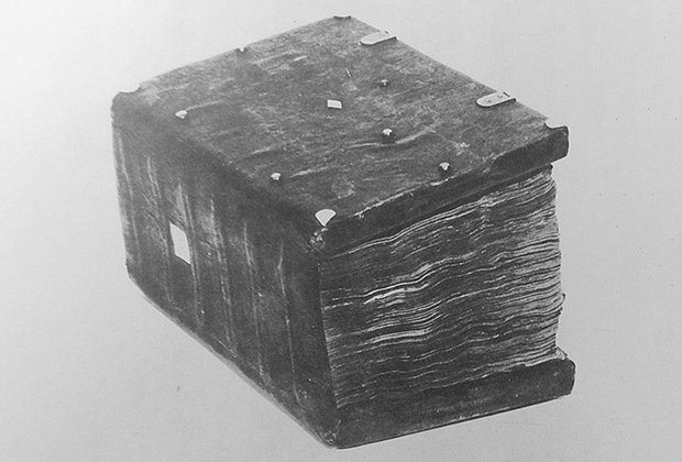 Синодальная кормчая книга (сборник церковных законов), содержащая «Русскую правду». Конец XIII века