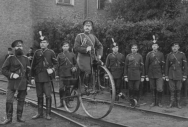 Группа железнодорожных жандармов с офицером на велодрезине, около 1890 года