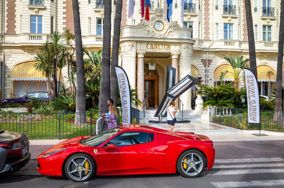 Суперкар Ferrari у роскошного отеля Carlton на Французской Ривьере в Каннах