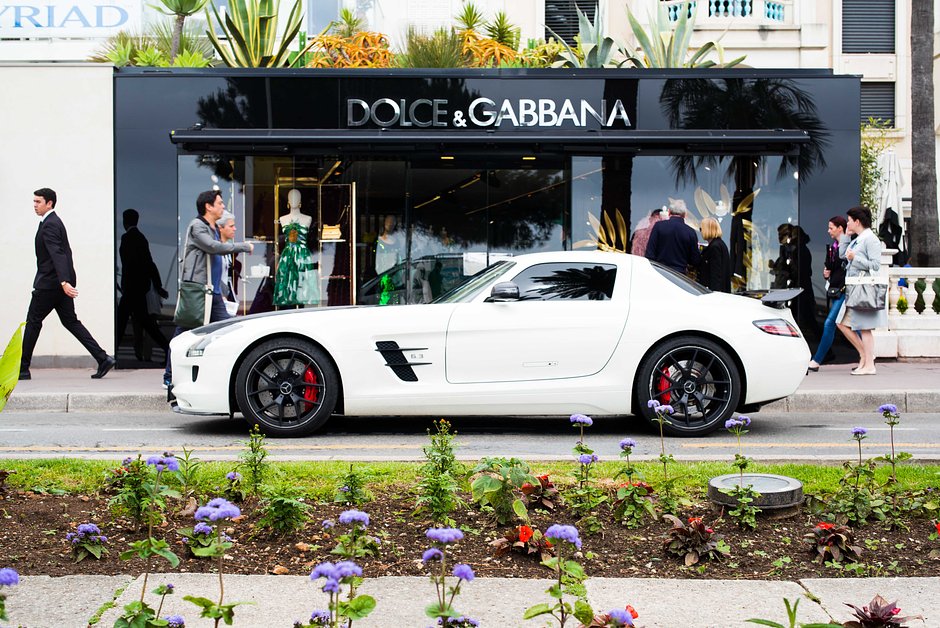 Автомобиль Mercedes у бутика Dolce &amp; Gabbana на Французской Ривьере