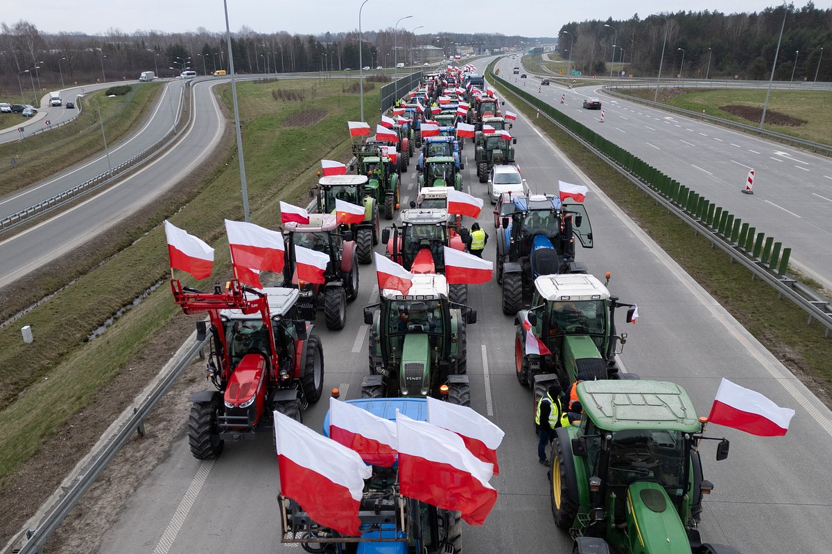 Вид с дрона: фермерские тракторы блокируют автостраду из Люблина в Варшаву в знак протеста против Европейского зеленого курса и импорта украинской сельскохозяйственной продукции, на окраине Варшавы в Вязовне, Польша, 6 марта 2024 года