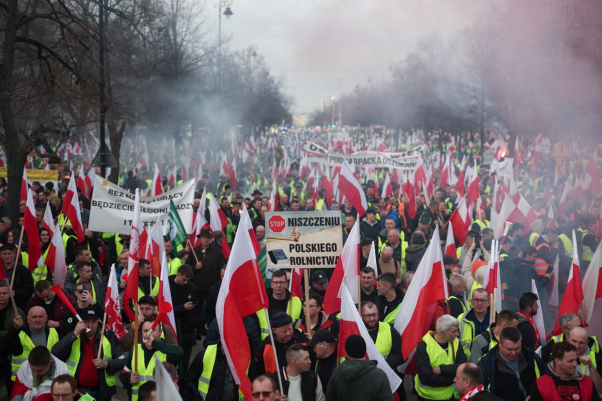 Польские фермеры протестуют против ценового давления, налогов и экологического регулирования, недовольства фермеров по всей Европе, а также против импорта сельскохозяйственной продукции и продуктов питания с Украины, Варшава, Польша, 27 февраля 2024 года