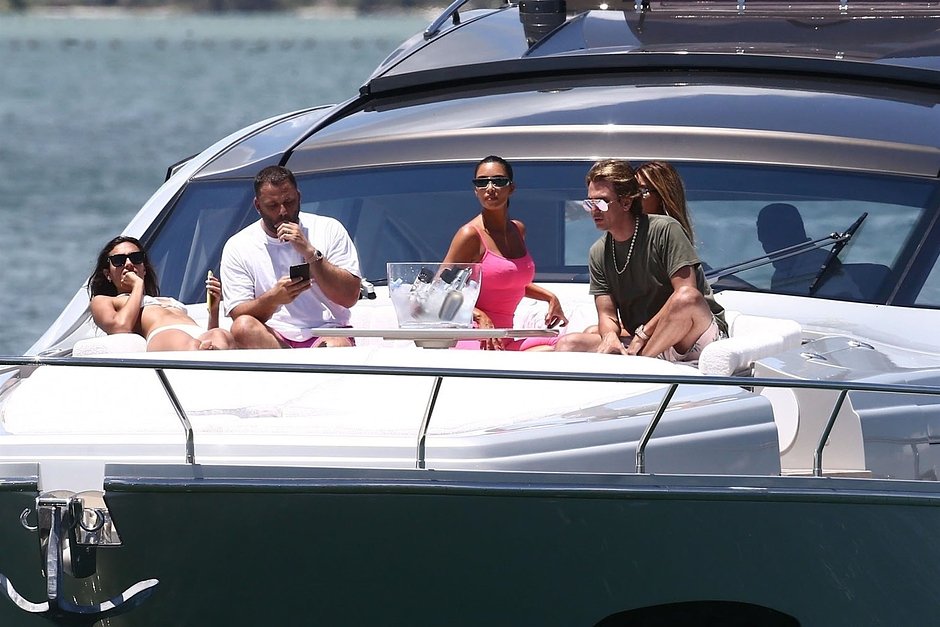 Ким Кардашьян на роскошной яхте в Майами