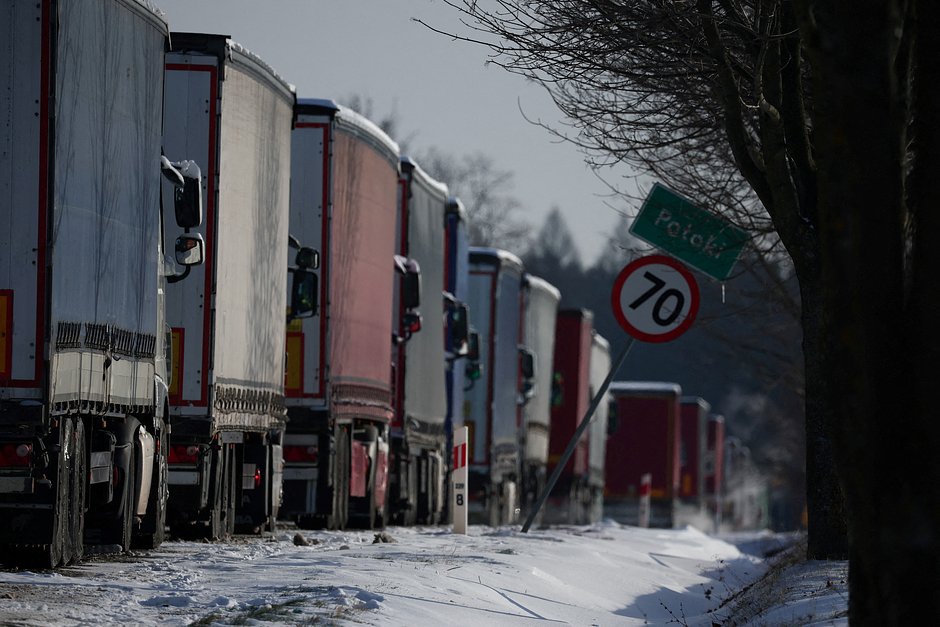 Длинная очередь грузовиков на польско-украинской границе на КПП Хребенне — Рава-Руска в Потоках, Польша, 8 января 2024 года