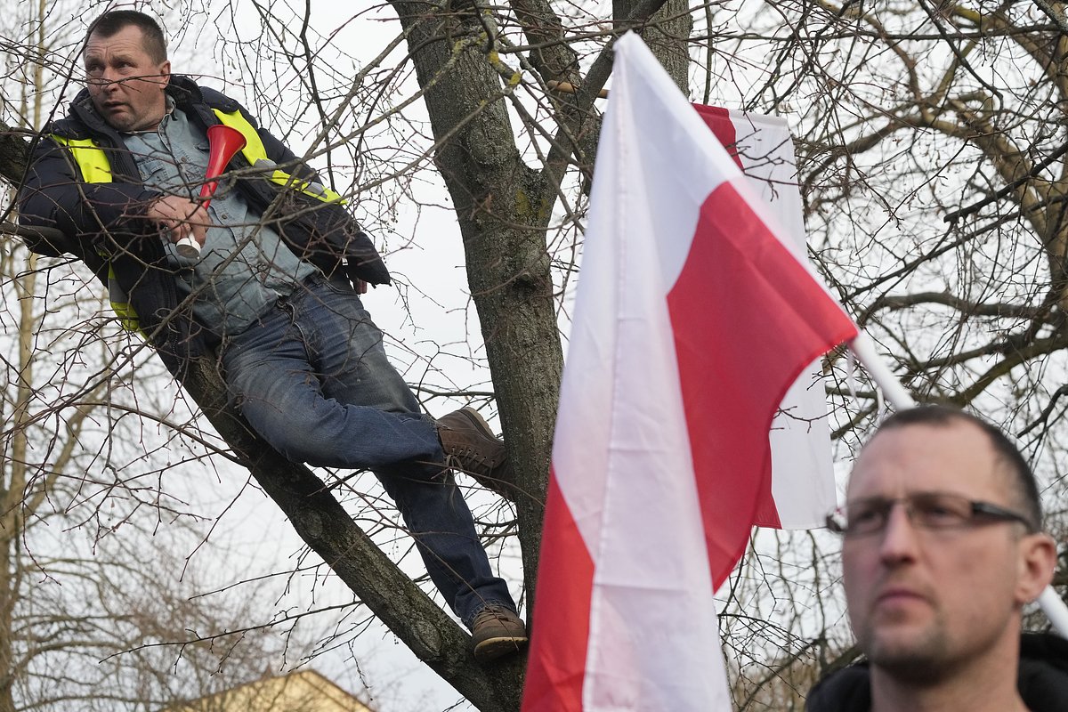 Польские фермеры с национальными флагами участвуют в акции протеста в Варшаве, Польша, 27 февраля 2024 года