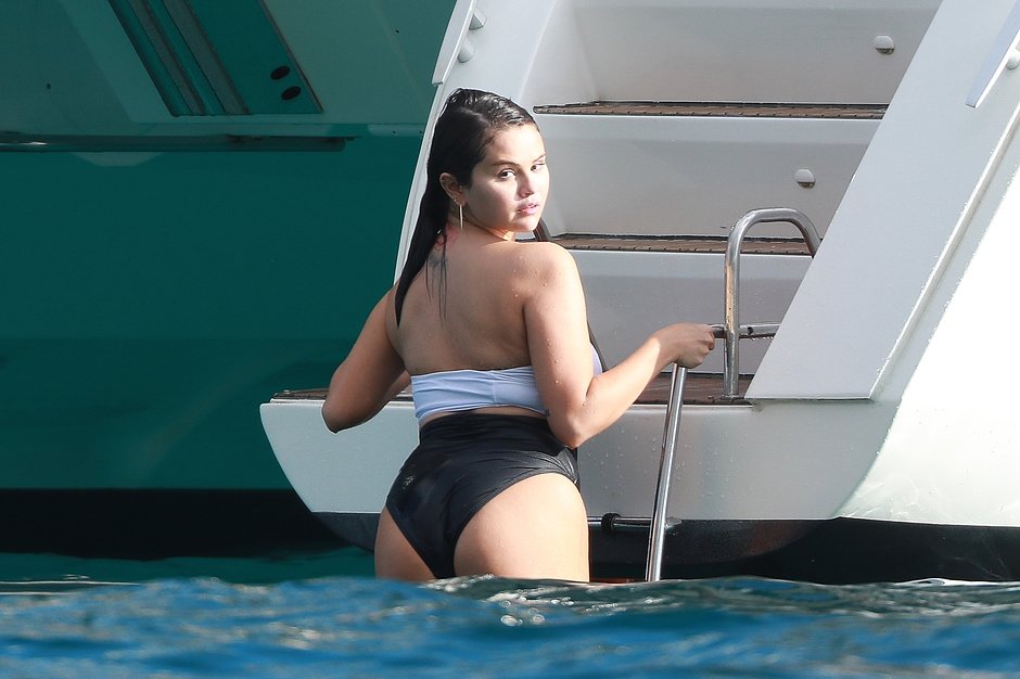 Селена Гомес во время отдыха на яхте
