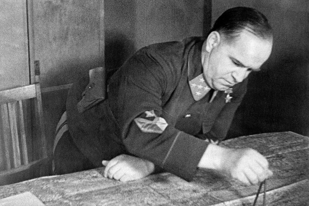 Генерал армии Георгий Жуков в штабе Западного фронта. 1941 год
