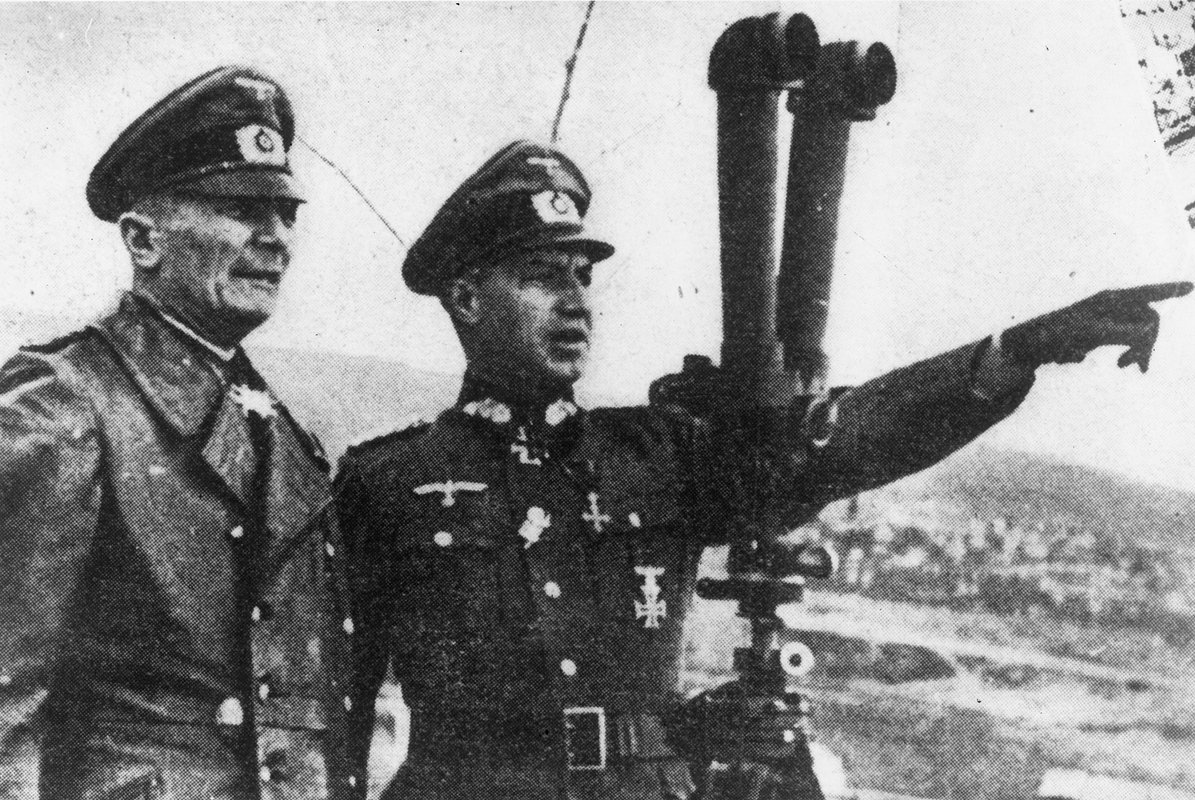 Генерал-фельдмаршал Федор фон Бок (слева) слушает доклад подчиненного 