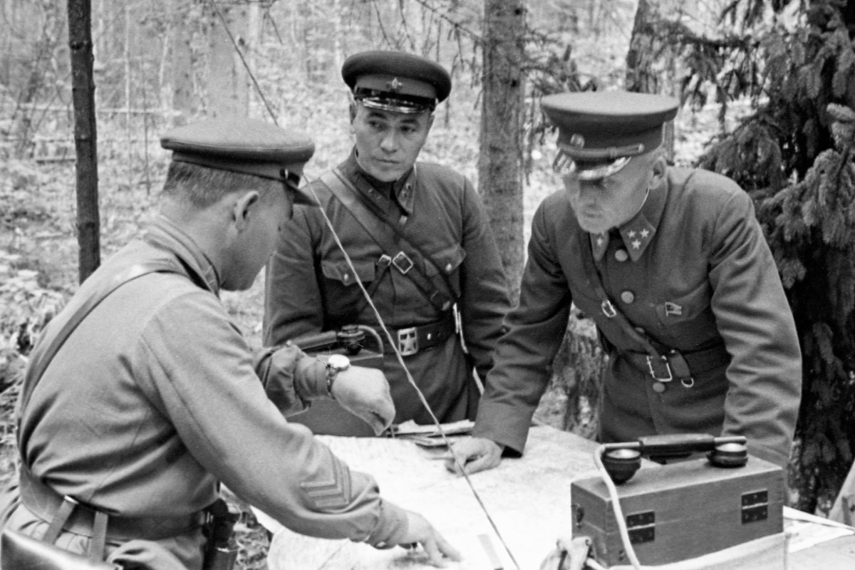 Командующий Западным фронтом генерал-полковник Иван Конев (справа) на передовой. 1941 год