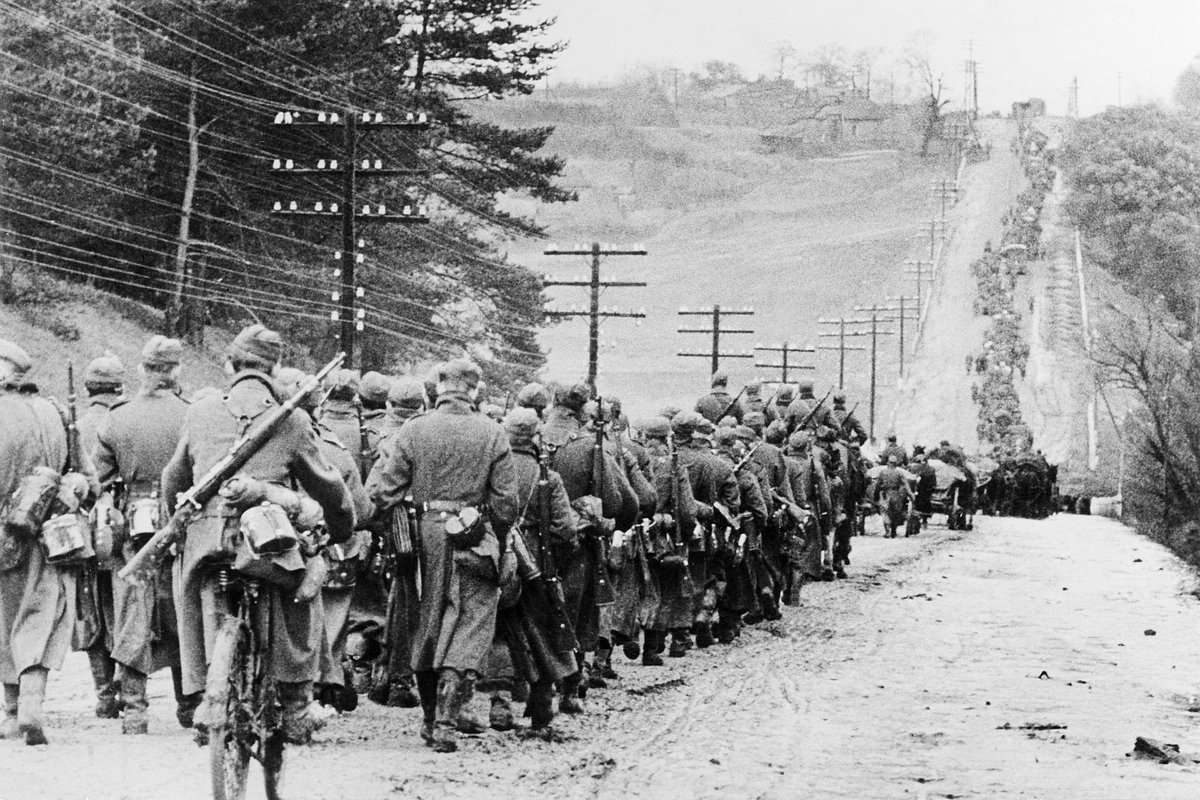 Колонна немецких войск на марше во время битвы за Москву. Октябрь 1941 года
