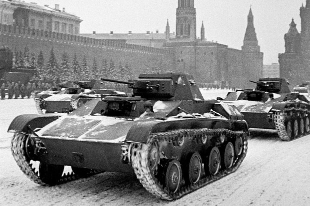 Парад на Красной площади 7 ноября 1941 года в честь 24-й годовщины Великой Октябрьской социалистической революции. Битва за Москву.
Танки Т-60 проходят по Красной площади во время военного парада. После парада — на фронт