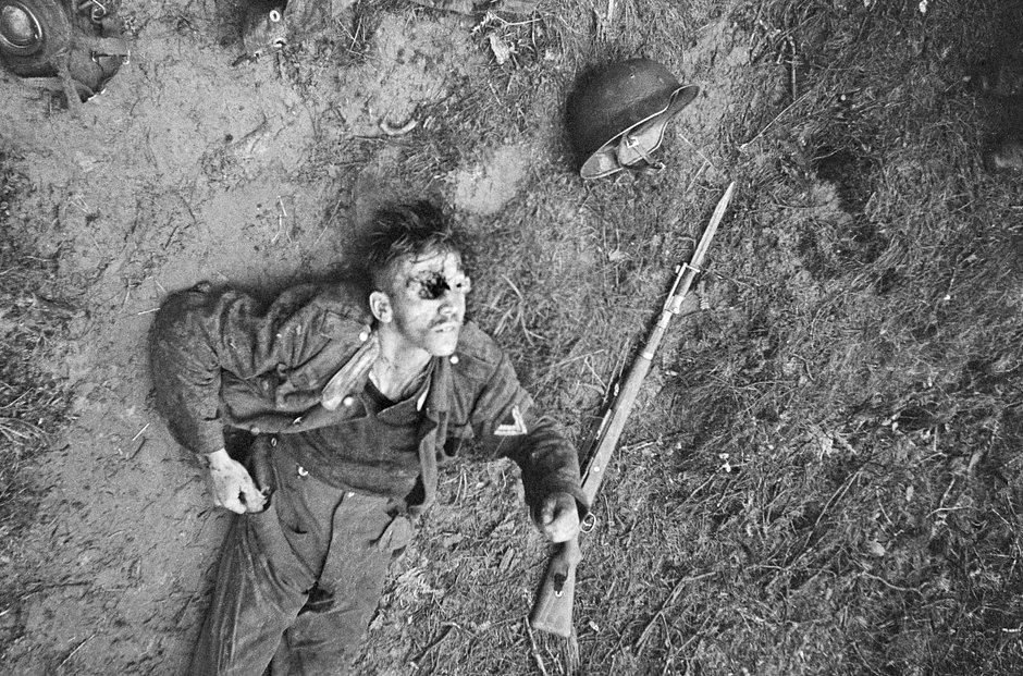 Труп немецкого солдата, убитого в бою.Октябрь 1941 года