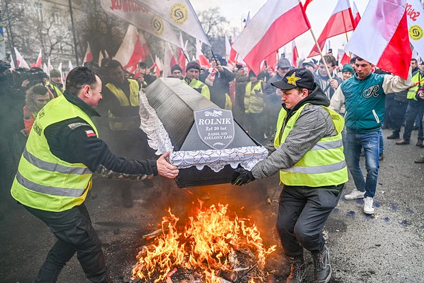 Польские фермеры принимают участие в акции протеста против зеленого курса ЕС и импорта украинского зерна. Надпись на макете гроба «Фермер. Он прожил 20 лет, зеленая земля убила его»