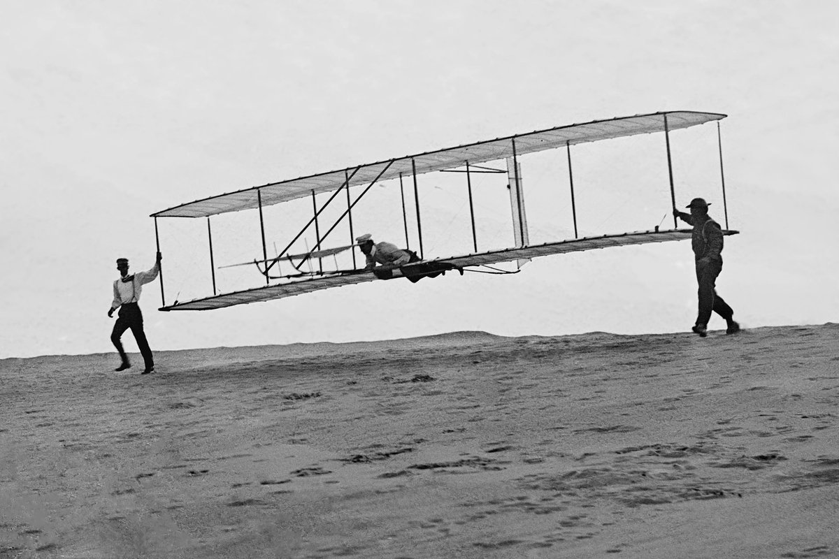 17 декабря 1903 года братья Райт поднимают свой летательный аппарат в воздух