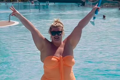 43-летняя телезвезда с пышными формами поделилась фото в купальнике