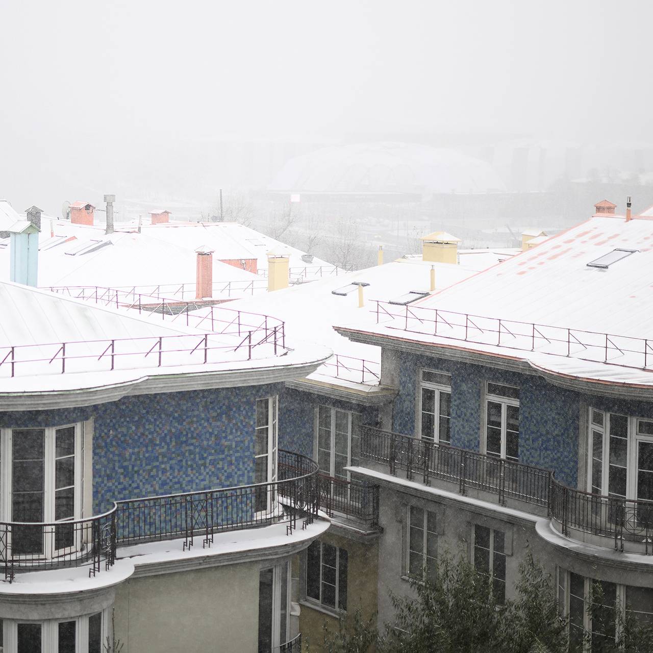 16-летняя девушка получила тяжелые травмы из-за схода снега с крыши школы