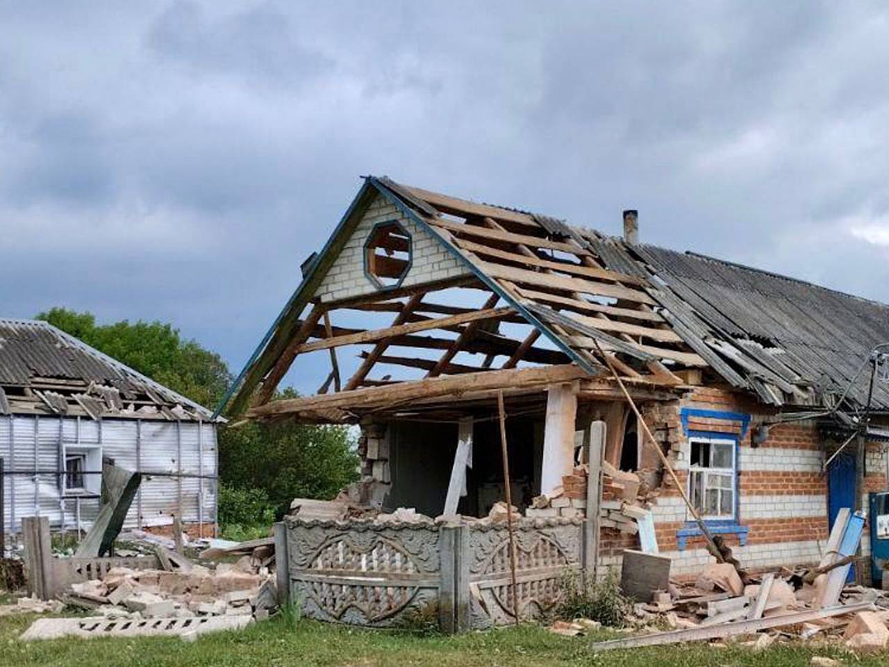 Женщине оторвало ногу при попадании снаряда ВСУ в жилой дом под Белгородом:  Происшествия: Россия: Lenta.ru