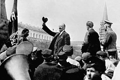 Владимир Ленин произносит речь на Красной площади