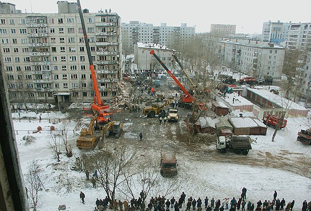17 марта 2004 года. Разбор завалов на месте взорванного пятого подъезда дома №120 по проспекту Советских Космонавтов в Архангельске