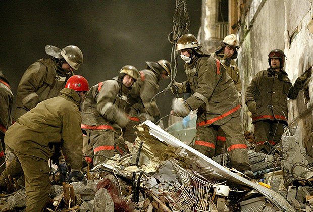 Разбор завалов на месте взорванного пятого подъезда дома №120 по проспекту Советских Космонавтов в Архангельске
