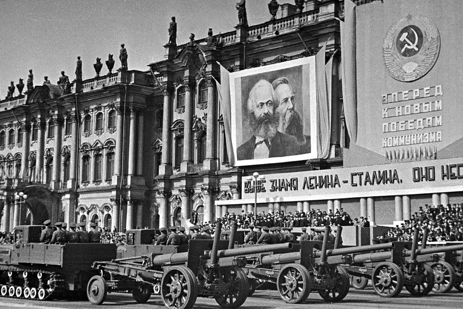 Артиллерия на военном параде на Дворцовой площади в Ленинграде, 1 мая 1938 года
