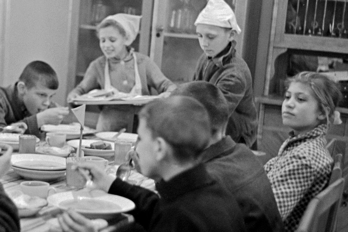 Воспитанники детского дома на обеде, 1964 год
