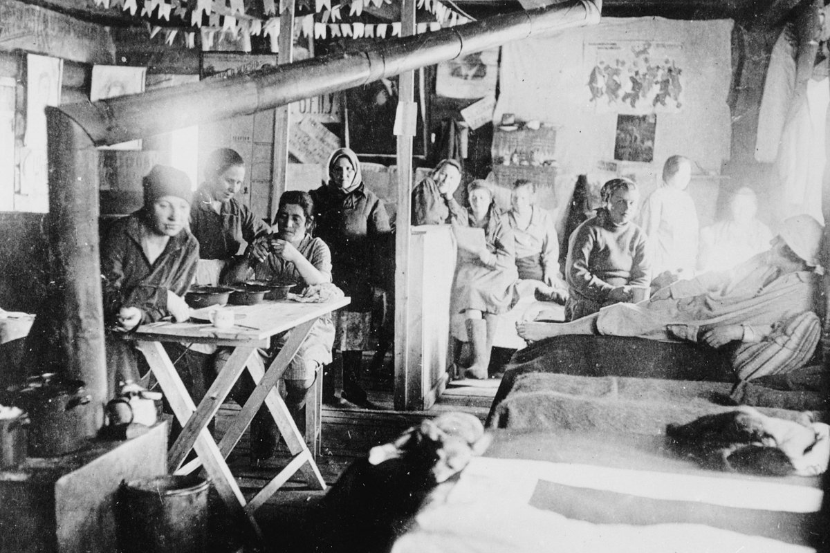 Женщины-заключенные в бараке, 1932 год