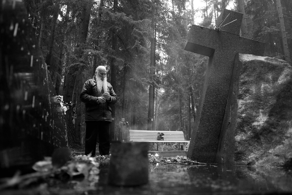 Житель Санкт-Петербурга на мемориальном кладбище «Левашовская пустошь», 2010 год