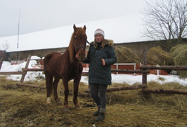 Хозяйка приюта Настя Елизарова и Огонек — самый пожилой конь в приюте. На фото ему 36 лет 