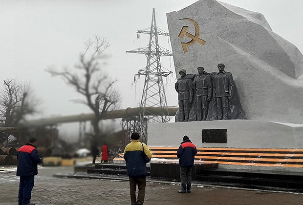 Памятник героям Великой Отечественной войны в Мариуполе недалеко от «Азовстали»