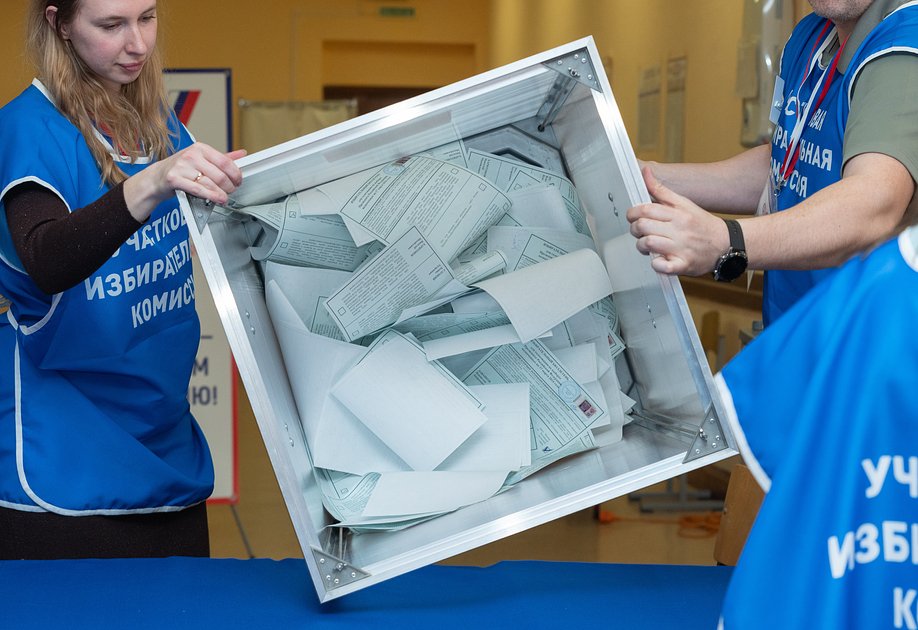 Подсчет голосов на выборах президента РФ на избирательном участке в Петропавловске-Камчатском