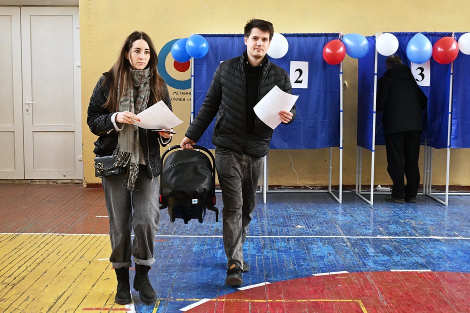 Голосование на выборах президента России на избирательном участке в Луганске