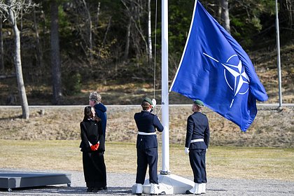 Крики «Нет НАТО» прозвучали на церемонии поднятия флага альянса в Швеции