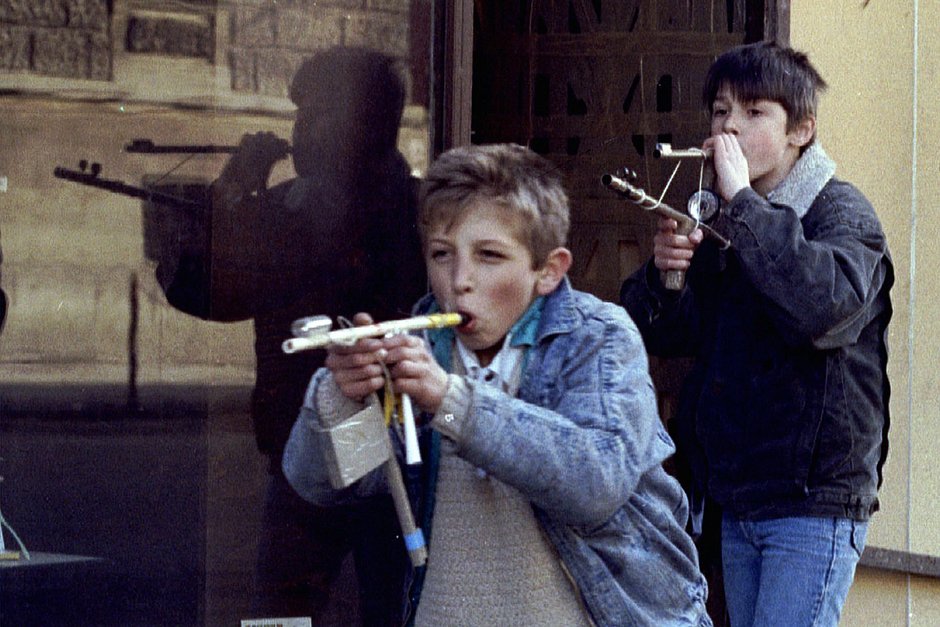 Мальчики играют в войну на улице в центре Сараево, 30 ноября 1992 года