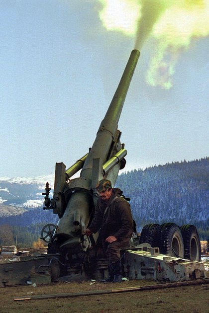 Подразделение боснийских сербов стреляет из тяжелой 155-миллиметровой пушки во время боя с мусульманско-хорватскими силами возле города Травник, 23 ноября 1992 года