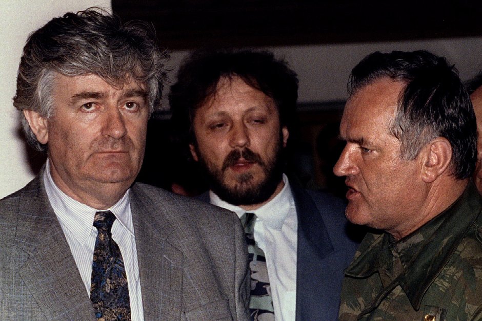Лидер боснийских сербов Радован Караджич (слева) слушает командующего армией боснийских сербов генерала Ратко Младича после отклонения парламентом мирного плана Вэнса — Оуэна, 6 мая 1993 года