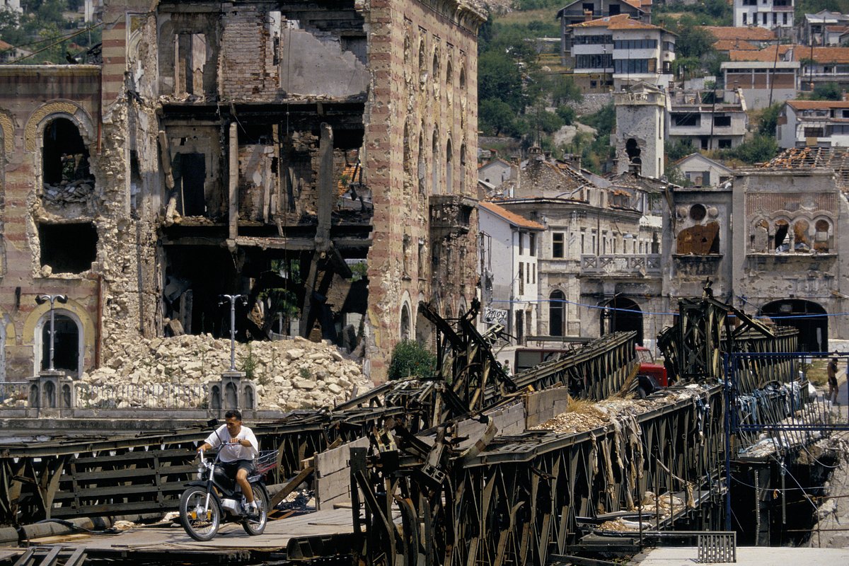 Вид на разрушенный центр города Мостар, 12 июня 1994 года