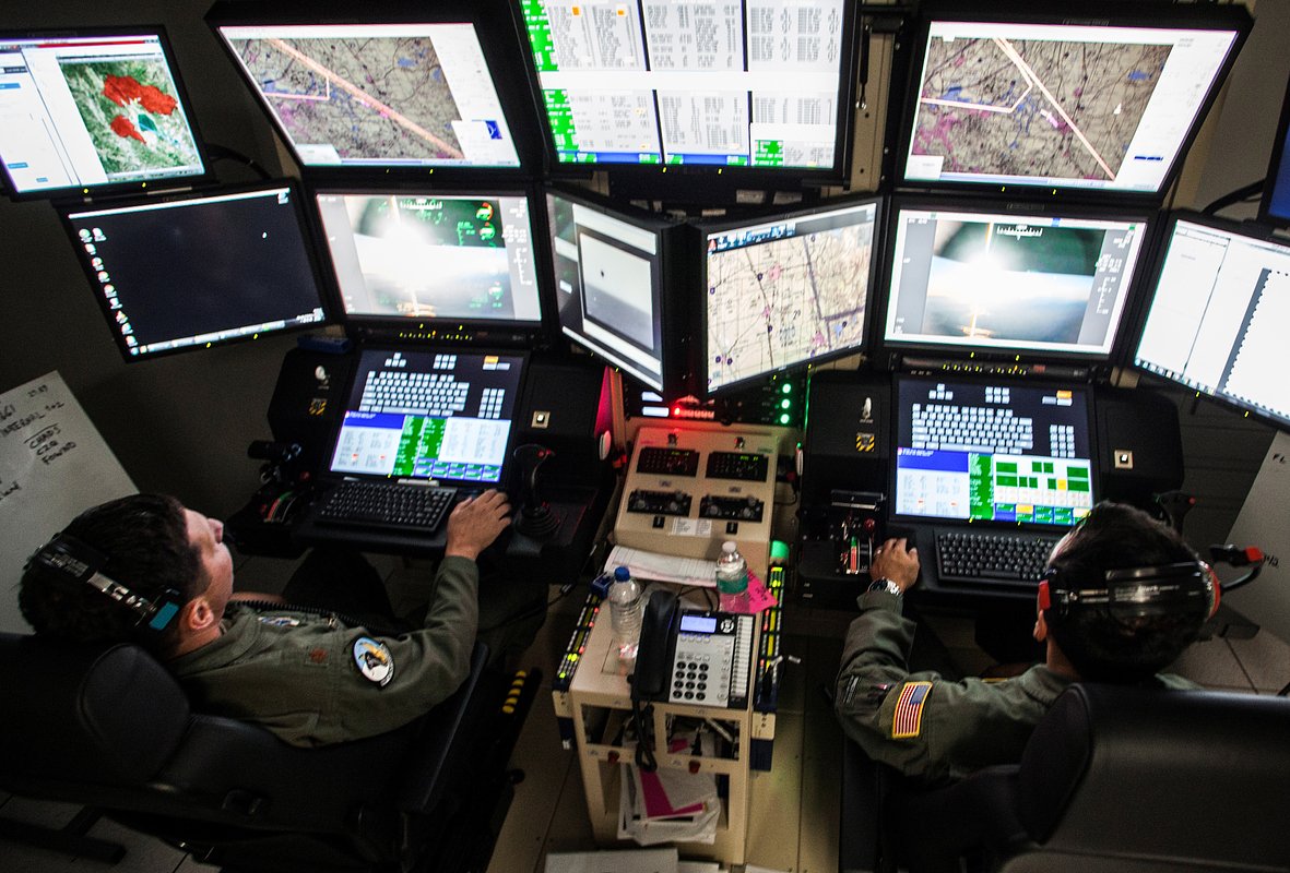 Экипаж Национальной гвардии Калифорнии управляет беспилотником MQ-9 Reaper