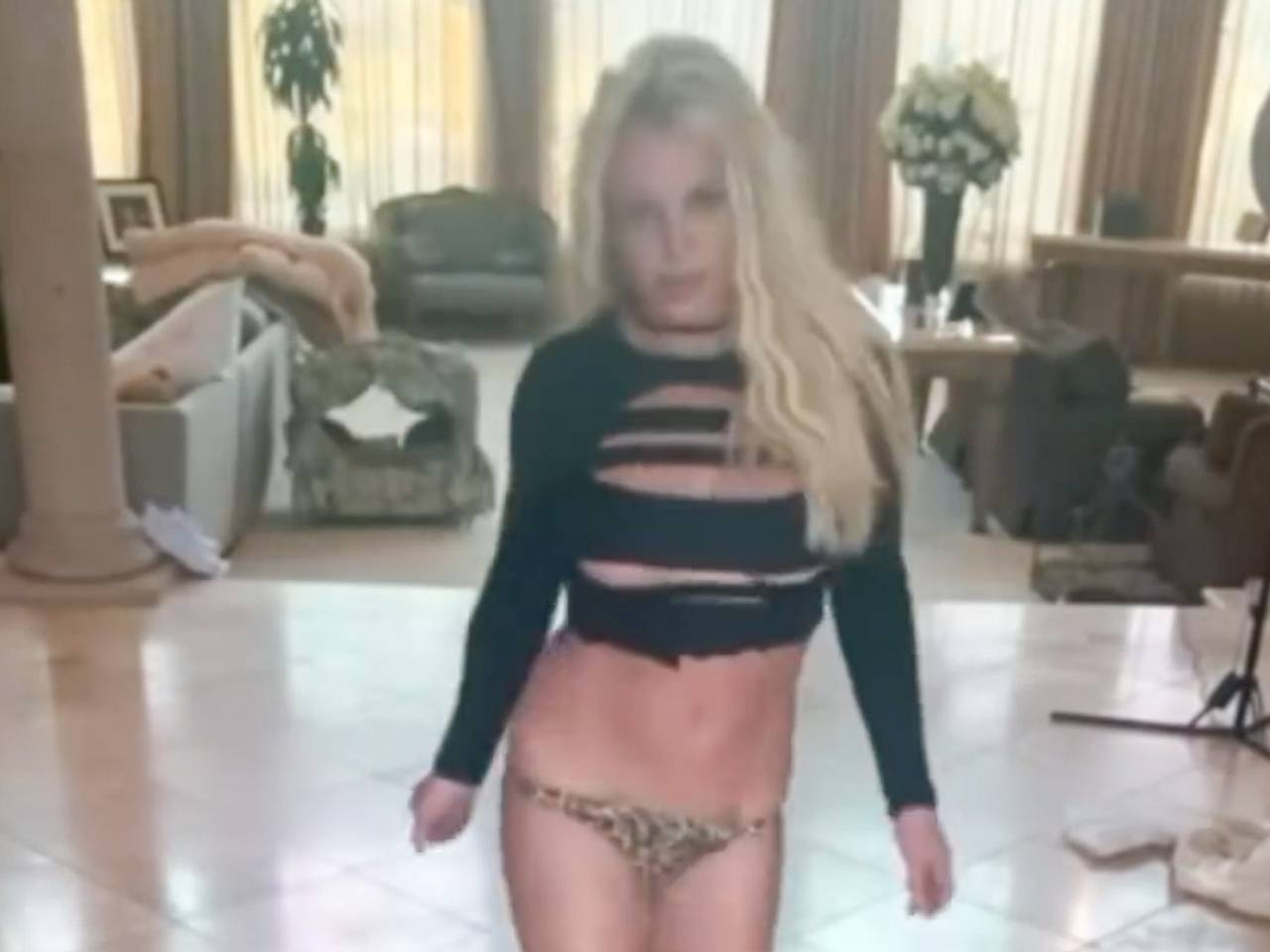 Оргазмды жалаған бейне Автобуста қол қусырып отыр