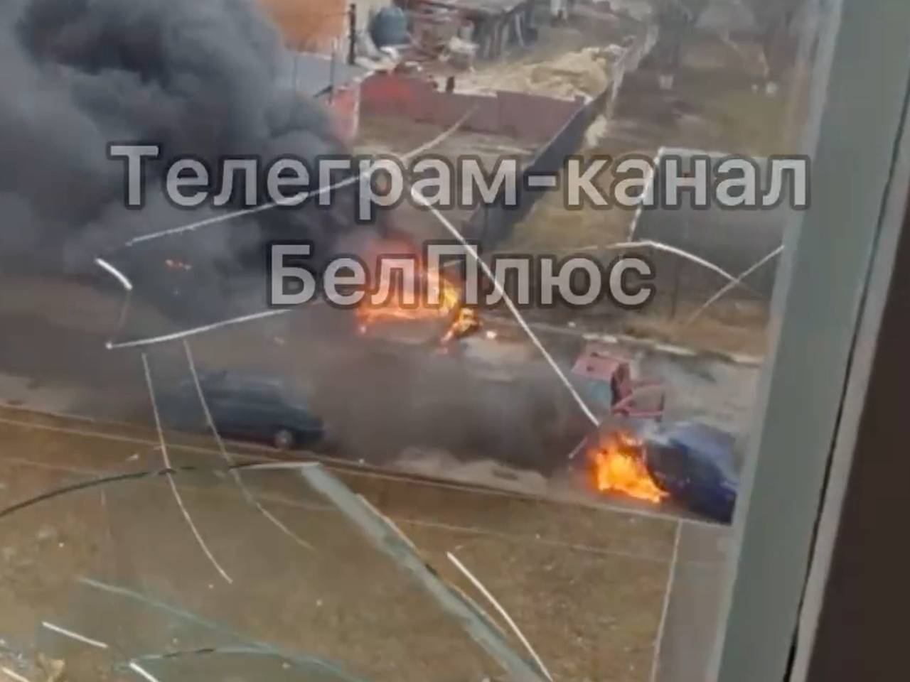 Полыхающие после атаки ВСУ машины в Белгородской области сняли на видео:  Происшествия: Россия: Lenta.ru